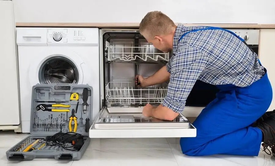 Gölcük Siemens servisi teknisyen ekibi beyaz eşya tamiri yaparken